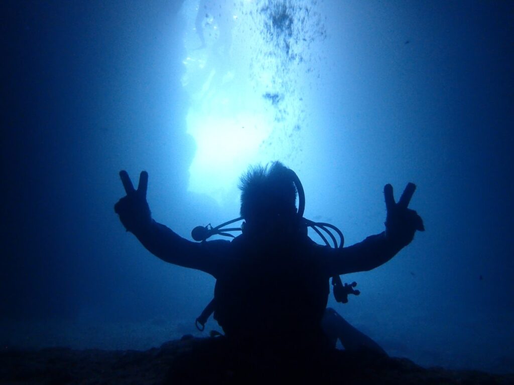 沖繩潛水青洞