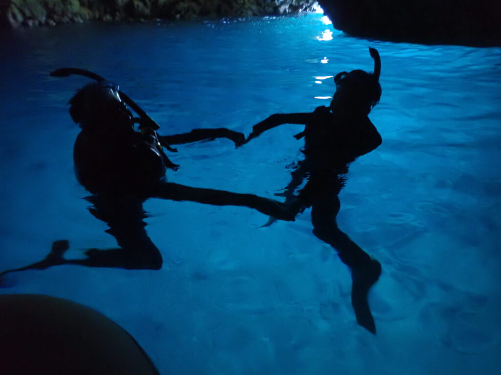 沖繩浮潛 青洞深潛 中文教練｜背光照片也很漂亮｜黑潮潛水
