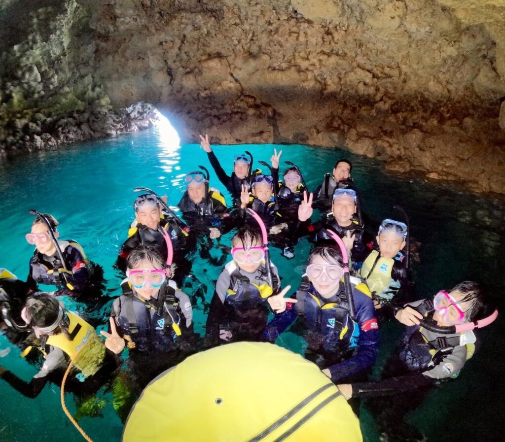 冲绳青之洞窟 体验潜水浮潜 中文教练｜在青洞拍全家大合照｜黑潮潜水